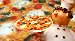 Foto zeigt Figur eines Pizzabäckers mit Pizza in der Hand