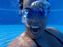 Foto zeigt Schwimmerin unter Wasser.