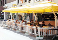 Foto zeigt den Außengastronomiebereich eines Eiscafés in Meckenheim