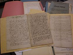 Das Bild zeigt alte handschriftliche Dokumente aus dem Archiv