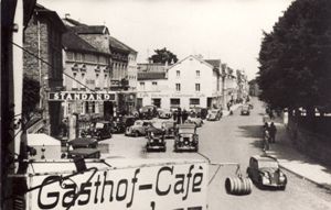 Foto der Meckenheimer Hauptstraße mit Blick auf das Cafe Rausch (heute Gaststätte Alt Meckenheim) vor dem März 1945