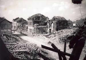Das Foto zeigt die zerstörte Meckenheimer Hauptstraße nach dem 5. März 1945