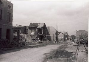 Das Foto zeigt den Wiederaufbau der Hauptstraße - der Schutt wird geräumt.