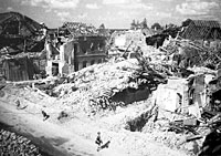 Foto von Leo Schevardo: Nach den Luftangriffen 1945 liegt Meckenheim in Schutt und Asche