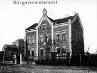 Das Bürgermeisteramt - das heutige Rathaus - an der Bahnhofstraße. Altes Foto aus 1910.