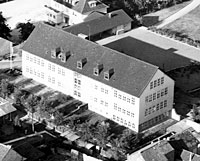 Luftbildaufnahme des Neubaus der Volksschule, der heutigen Katholischen Grundschule, im Jahr 1954.
