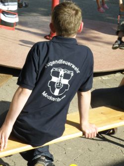 Foto zeigt einen Jugendlichen der Freiwilligen Feuerwehr Meckenheim in der Rückansicht