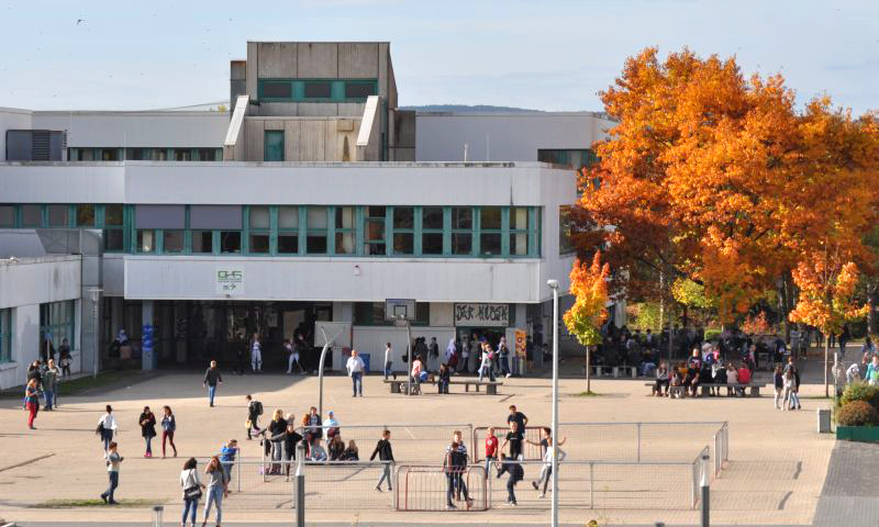 Foto zeigt Schüler auf dem Schulhof der Geschwister-Scholl-Hauptschule.