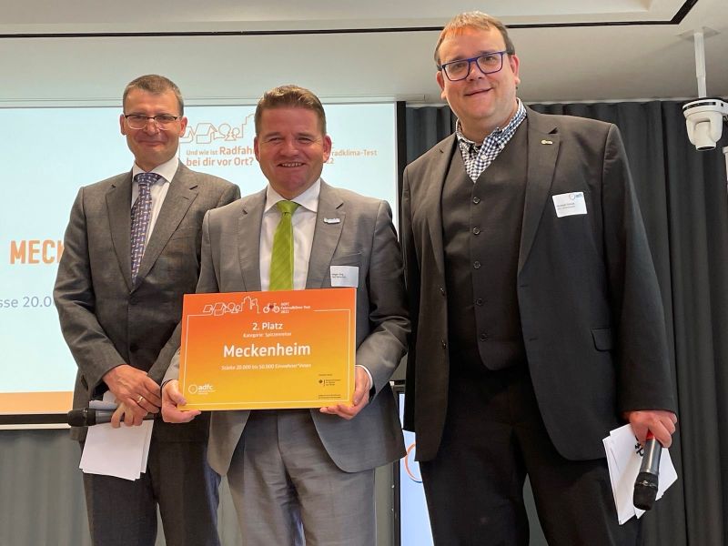Foto zeigt die Beteiligten der Auszeichnung: Hartmut Höppner, Bürgermeister Holger Jung und Christoph Schmidt.