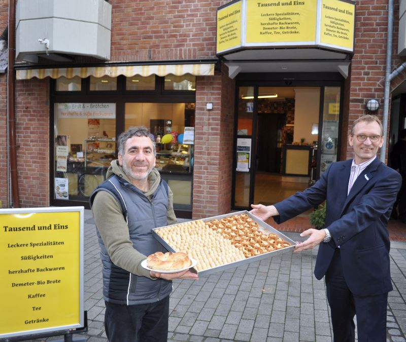 Foto zeigt Riad Alakhras und Dirk Schwindenhammer vor der Bäckerei.