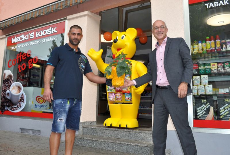 Foto zeigt Firat Eryilmaz und Bürgermeister Bert Spilles vor dem Geschäft.