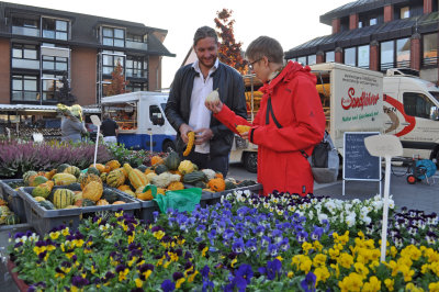 Foto zeigt den Wochenmarkt mit zwei Besuchern.
